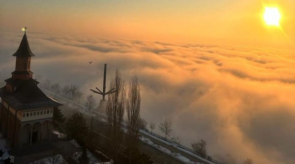 Fenomen rar pe Dunăre din cauza temperaturilor extreme | Nori de aburi ies din apa care pare că fierbe
