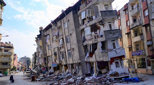 Patronii turci care au construit clădirile prăbuşite la cutremur au fost reţinuţi de autorităţi