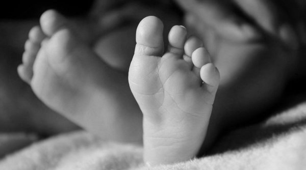 Un bebeluș de trei luni, găsit mort în pat de părinţi, la Bacău
