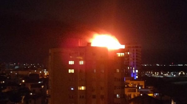 Incendiu puternic la mansarda unui bloc cu 10 etaje din Constanța
