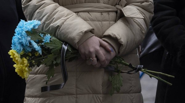 Zeci de persoane arestate în Rusia, după ce au comemorat un an de la invazia în Ucraina | ”Una dintre ele depunea flori la monument”