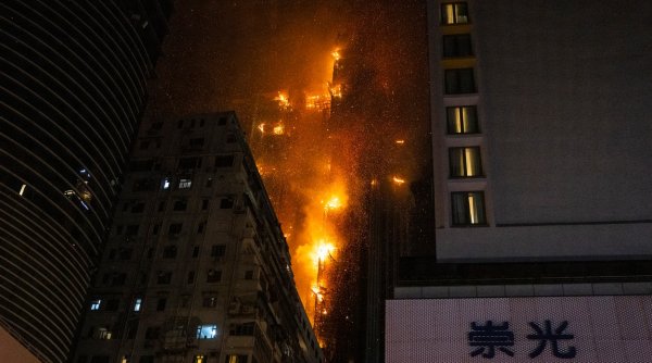 Un incendiu puternic a izbucnit într-o clădire de birouri din Hong Kong. Alte patru construcții au fost afectate