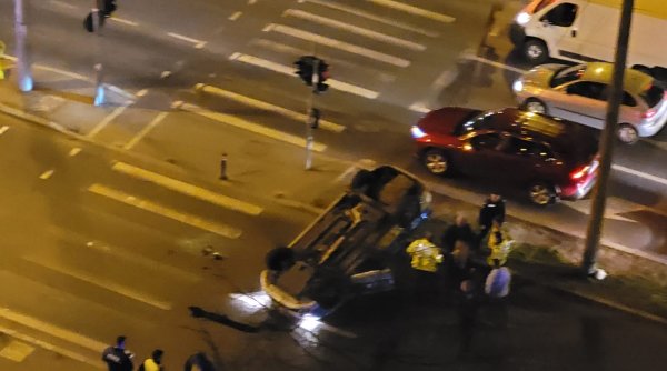 Maşină de poliţie răsturnată în urma unui accident pe bulevardul Pantelimon din Bucureşti
