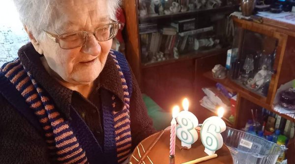 Bătrâna din Constanţa, care a sunat la 112 să anunţe că moare de frig, sărbătorită cu tort şi flori: 