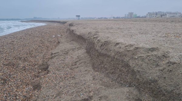 Plaja din Mamaia, distrusă de valurile puternice. Dunele formate sunt mai mari de un metru
