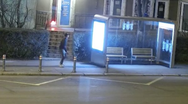 Copil de 12 ani, surprins în timp ce vandaliza o stație de autobuz din Constanța. Primăria a publicat imaginile