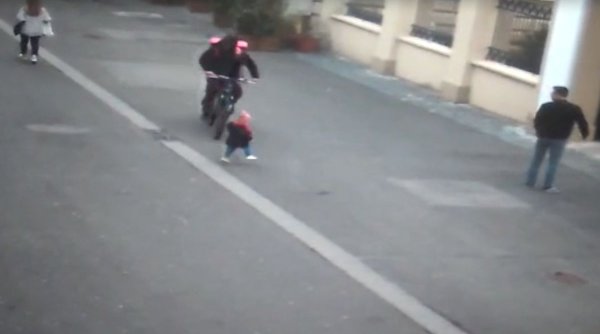 Curier pe bicicletă reţinut, după ce a lovit o fetiţă de doi ani pe o stradă din Timişoara
