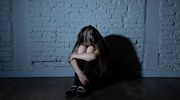 O fetiță de 11 ani ar fi fost amenințată cu un cuțit și abuzată de un grup de șase minori, în Spania
