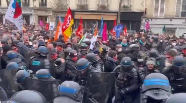 A șaptea zi de grevă în Franța! Proteste cu până la un milion de oameni în stradă, din cauza creșterii vârstei de pensionare