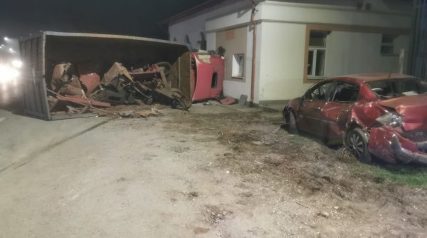 Un autotren încărcat cu fier vechi s-a răsturnat pe o şosea din Giurgiu. O maşină parcată în zonă a fost avariată