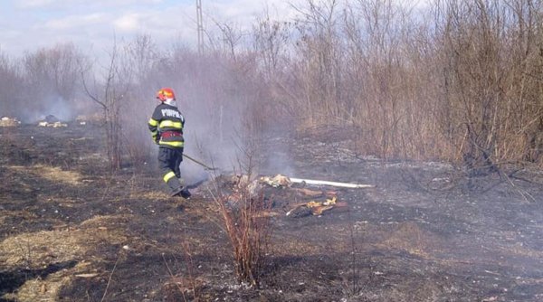 Un bărbat dintr-o comună din Dâmbovița a murit într-un incendiu de vegetaţie. Apelul făcut de ISU către cetăţeni