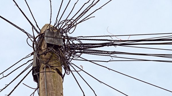 Cablurile de pe stâlpii din cinci sectoare din Bucureşti vor fi eliminate. Ce zone sunt vizate