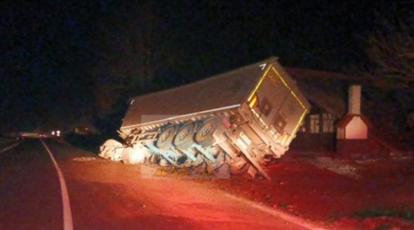Camion încărcat cu cereale, răsturnat pe DN 13, Braşov. Traficul se desfășoară alternativ pe un singur sens