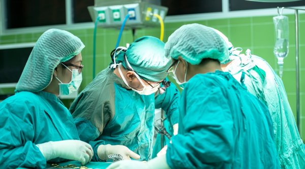 Chist ovarian de 4,5 kilograme, extirpat cu succes de la o pacientă la un spital din Sibiu