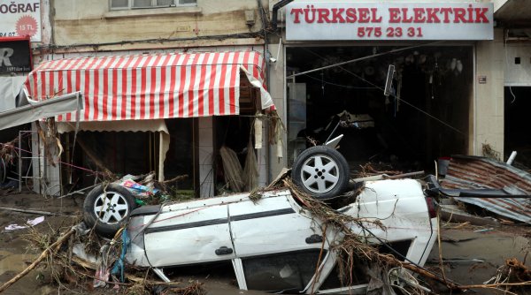 O șosea din Turcia s-a rupt în două din cauza inundațiilor. Momentul a fost filmat