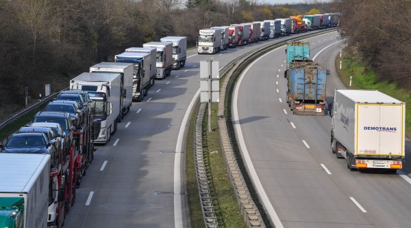 Haos la frontiera României! Coloane de camioane la intrarea şi ieşirea din țară