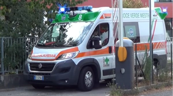 O ambulanță a mers 3.600 de km pentru a transporta o româncă din București în Italia