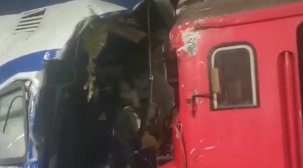 Accident feroviar grav în gara din Galați! O locomotivă a izbit puternic vagonul unui tren de călători | O persoană a murit, alte trei sunt rănite