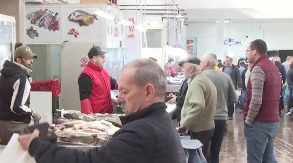 Îmbulzeală la tarabele cu pește din țară | Zeci de oameni au luat cu asalt pescăriile în prima zi de post cu dezlegare