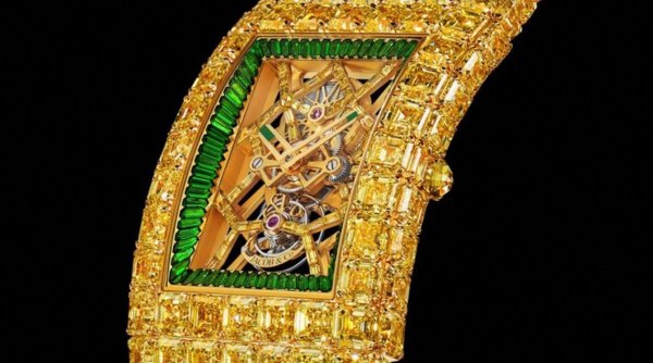 Așa arată ceasul de 20 de milioane de dolari, cu 425 de pietre prețioase: 