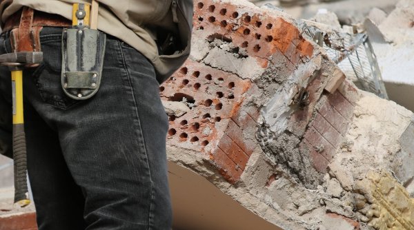 Muncitor român, rănit grav după ce un balcon s-a prăbușit peste el, în Italia