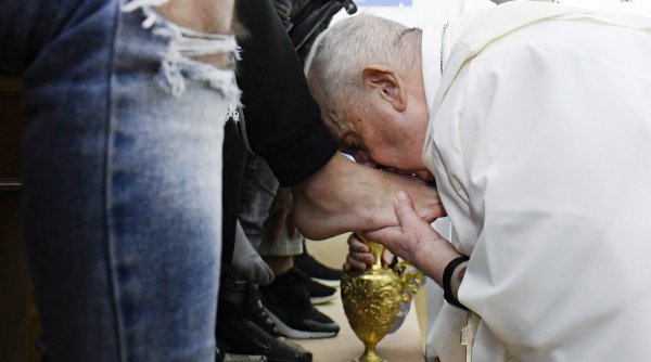 Papa Francisc a spălat în Joia Mare picioarele a 12 tineri deținuți, din mai multe țări, inclusiv România