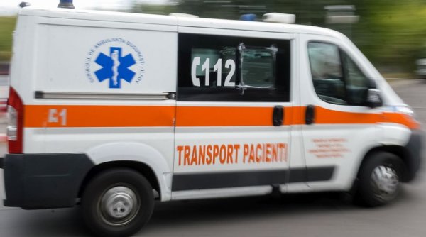 Două persoane au fost rănite în urma unui accident între o mașină și un microbuz de transport persoane, în Beliş, Cluj