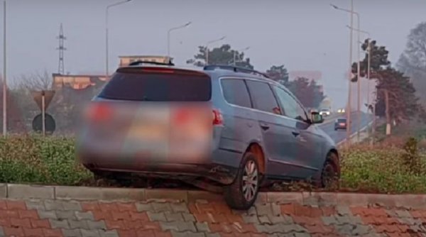 Un șofer a urcat cu mașina pe sensul giratoriu de la ieșire din Constanța