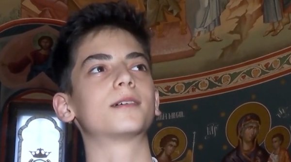 El este Mihai, copilul cu vocea de la Dumnezeu, care a învăţat să vorbească în biserică: 