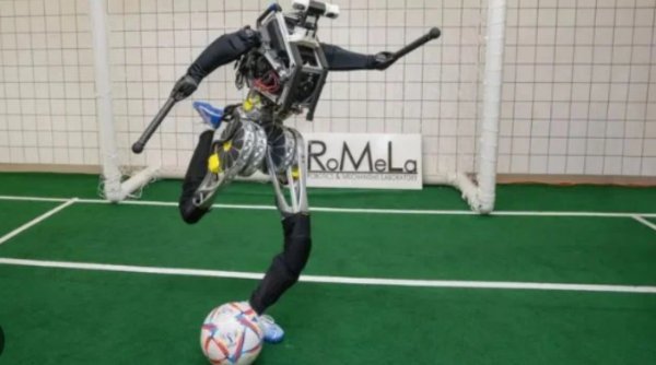 El este Artemis, un robot umanoid pregătit să intre pe teren pentru a juca fotbal