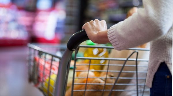 O femeie a fost surprinsă în timp ce fura dintr-un supermarket din Tulcea. Explicația pe care le-a dat-o jandarmilor