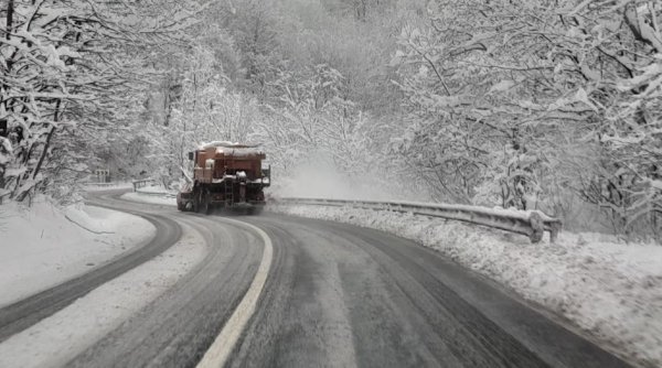 Drumuri înzăpezite în România. A nins ca în plină iarnă în centrul ţării