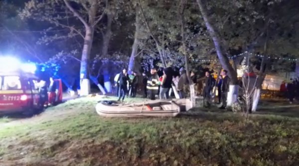 Barcă cu 12 oameni, printre care şi copii, răsturnată în râul Mureş. Căutări disperate în zona Periam Port din Timiş