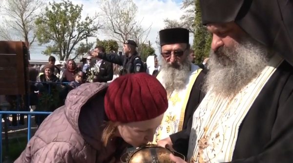 Peste 15.000 de oameni au venit să se roage la capul lui Toma Necredinciosul | Moaștele se află la Mănăstirea Pantocrator