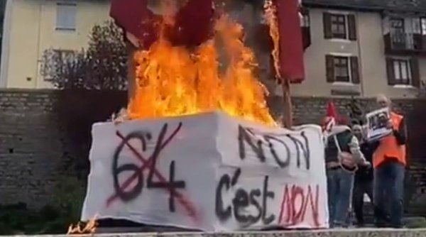 Oameni furioși au incendiat moblilier stradal și un bancomat, la protestul masiv convocat în Franța, de Ziua Internațională a Muncii
