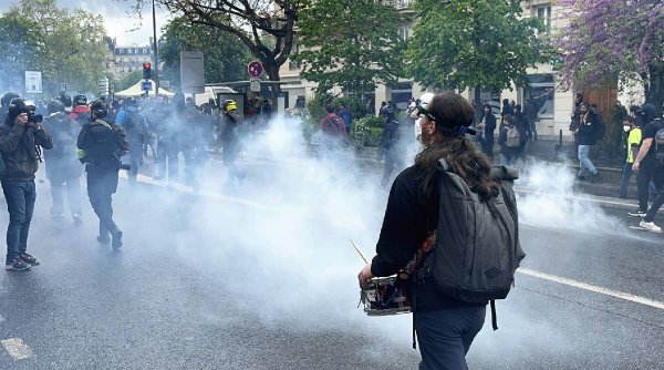 Proteste masive în Franța, de 1 Mai! Un polițist a fost grav rănit, după ce echipamentul său a luat foc
