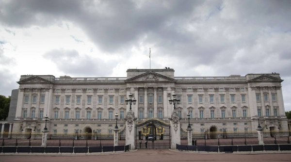 Un bărbat a fost arestat, după ce a aruncat cartușe de armă în incinta Palatului Buckingham