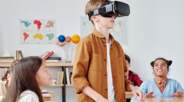 Sute de elevi din mediul rural au putut vizita muzee din sala de clasă cu realitatea virtuală