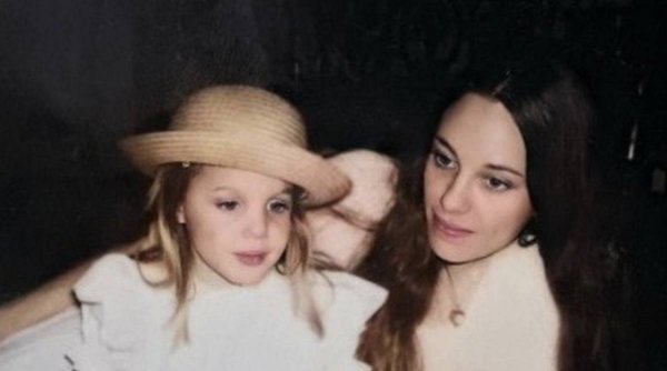 Angelina Jolie, dezvăluiri emoționante la 15 ani de la moartea mamei sale: 