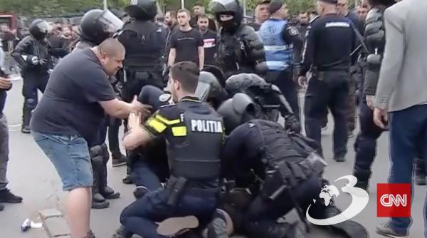 Incidente înainte de meciul Dinamo - Steaua! Ce au găsit jandarmii în două bagaje abandonate pe aleea de acces în Arena Națională
