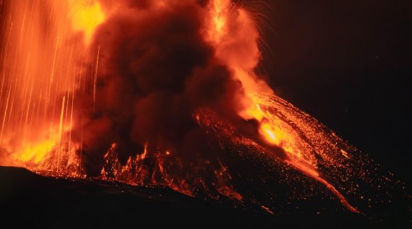 Alertă roșie de protecție civilă! Vulcanul Etna este pe cale să erupă: 
