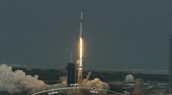 capsula spacex care a transportat un fost astronaut nasa si trei turisti a ajuns pe statia spatiala