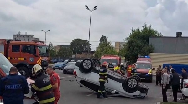 Mașină răsturnată într-o parcare, după ce a fost lovită de alt autoturism, în Constanța