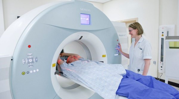 Românii bolnavi de cancer pot face PET-CT fără aprobarea comisiei CNAS, începând cu 1 iunie 2023