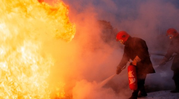 Incendiu devastator la un autoturism hibrid în Cluj | O persoană a murit carbonizată