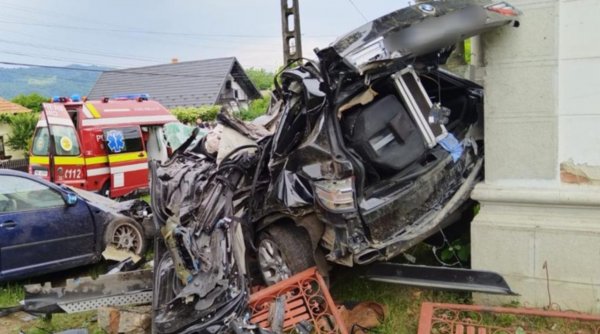 Un tânăr a murit pe loc într-un BMW distrus după impactul cu un tei, o maşină, un gard şi o casă, într-un teribil accident în Argeş