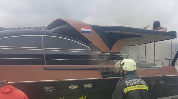 Un yacht a luat foc pe Dunăre, în Mehedinți! Cinci echipaje de pompieri au intervenit pentru stingerea incendiului