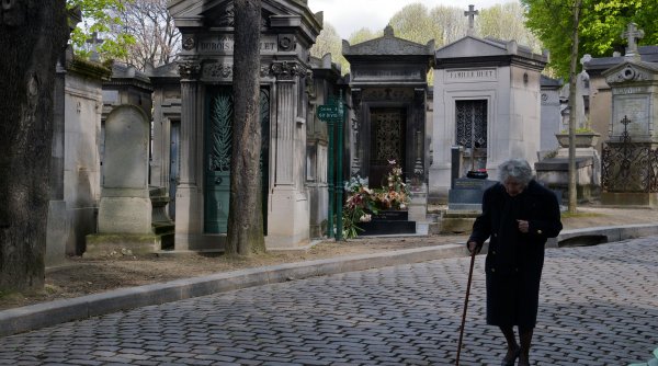 O bătrână şi-a dat ultima suflare într-un cimitir din Franţa, lângă mormântul soțului ei