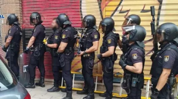 Panică într-un bloc, după ce un român a ameninţat că-şi va pune capăt zilelor cu un cuţit, în Spania | A fost activat protocolul pentru incidentele critice