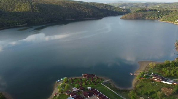Lacul din România care nu se mai oprește din crescut. Localnicii din zonă sunt îngrijorați